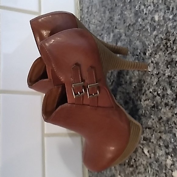 Unlisted Brown Buckled Heeled Ankle Booties. Size 7 - Picture 6 of 10